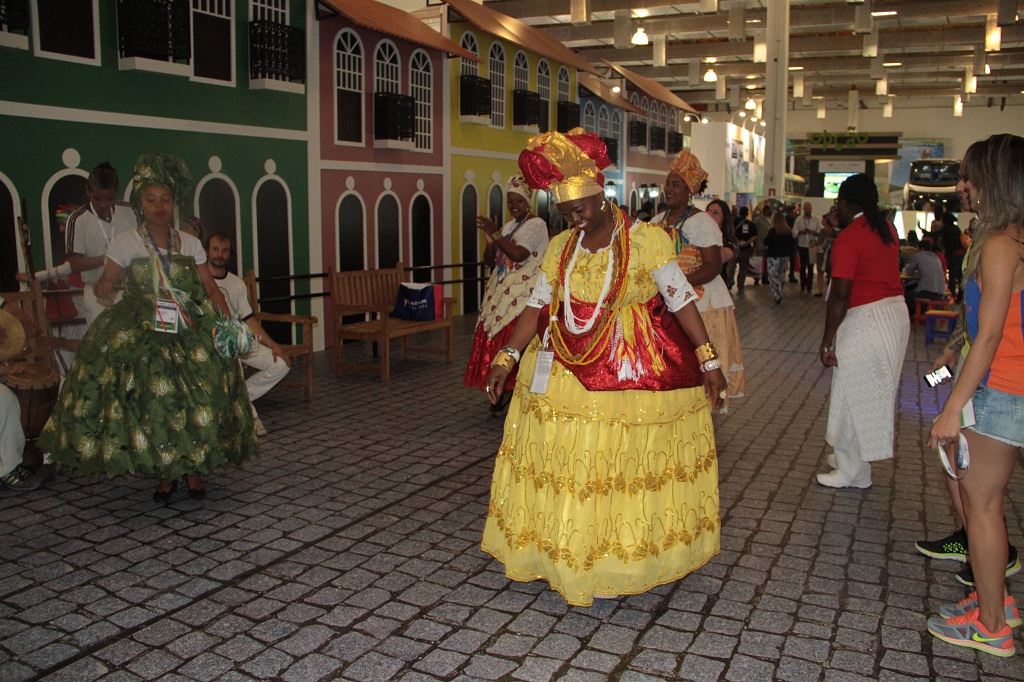 3-movimentac%cc%a7a%cc%83o-no-estande-da-bahia-foto-tatiana-azeviche-setur