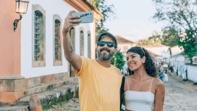 Muitos viajantes visitam pontos turísticos para gerar conteúdo nas redes sociais