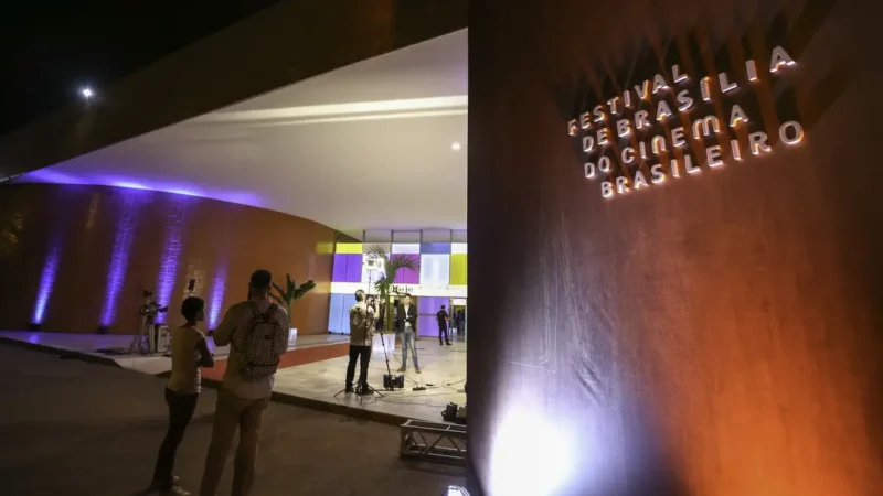 Festival de cinema de Brasília vive impasse; classe artística repudia