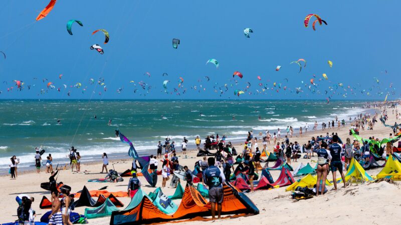 Fortaleza avança no turismo internacional de kitesurf e amplia protagonismo da Praia do Futuro