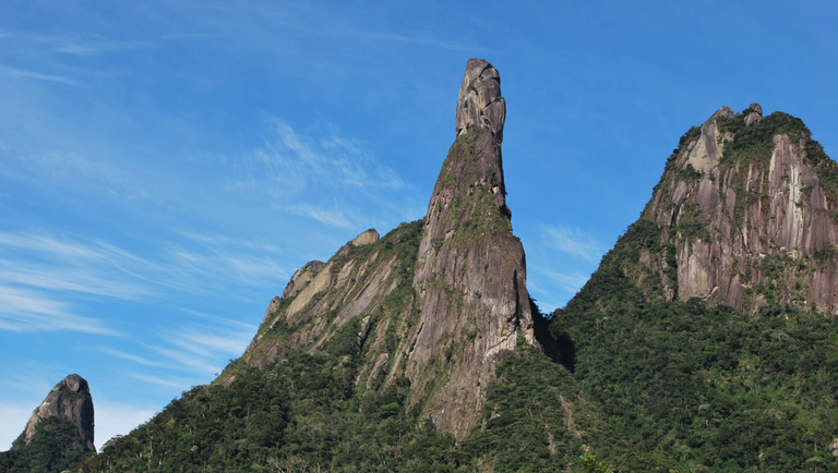 Ecoturismo nos Caminhos da Serra do Mar: a trilha desenhada à sombra do pico Dedo de Deus
