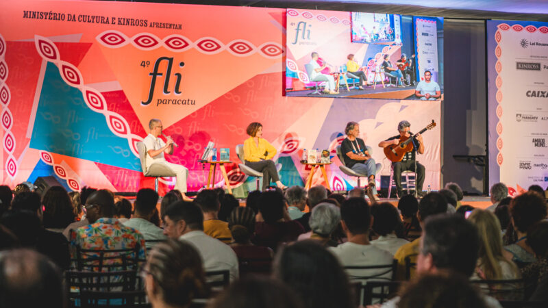 Fliparacatu reflete sobre a obra de Guimaraes Rosa com Mia Couto, Míriam Leitão e Jamil Chade no palco