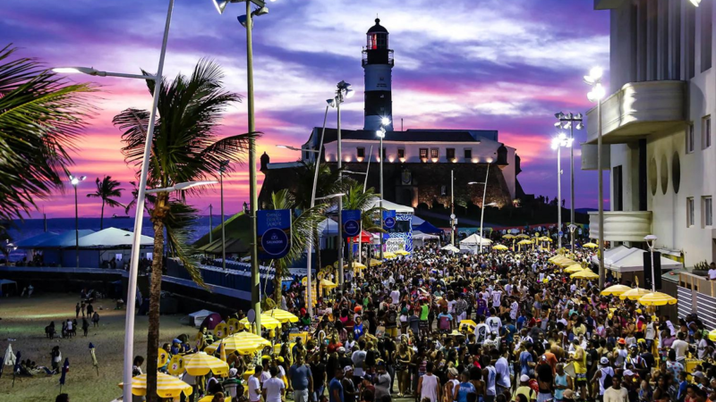 Parada do Orgulho LGBT+ Bahia reúne 13 trios elétricos em Salvador