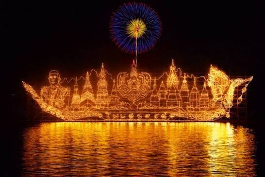 Festa na Tailândia celebra o Festival dos Barcos Iluminados